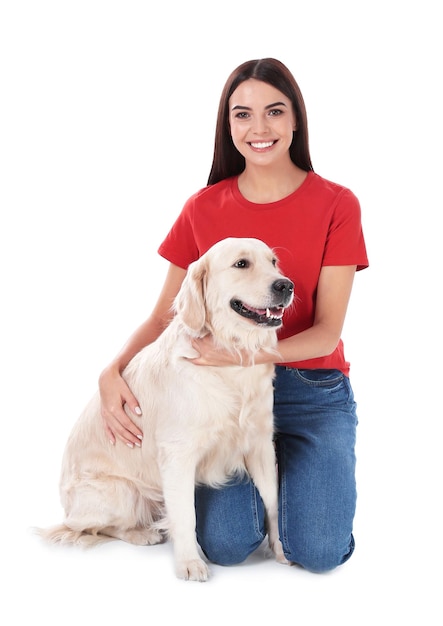 Giovane donna e il suo cane Golden Retriever su sfondo bianco