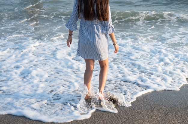 Giovane donna e riposo vicino al mare.