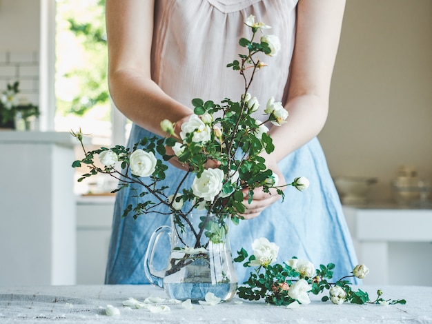 Giovane donna e un bellissimo mazzo di fiori