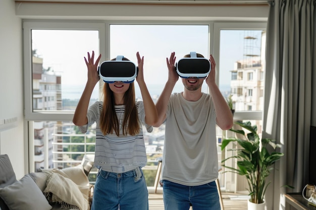 Giovane donna e uomo marito e moglie che indossano occhiali di realtà aumentata all'interno di un appartamento virtuale Gli sposi stanno guardando l'immobile immersi nel mondo digitale