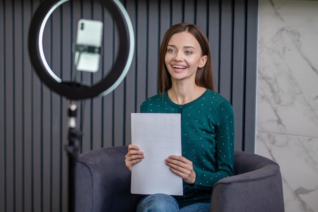 Giovane donna eccitata che conduce un tutorial online