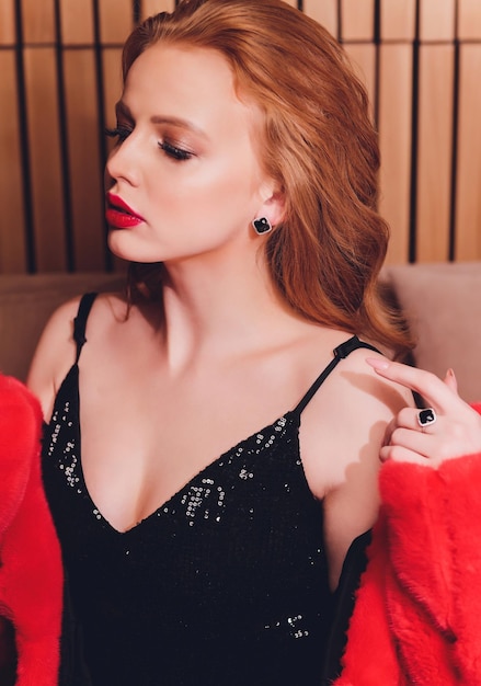 giovane donna elegante con gioielli al ristorante