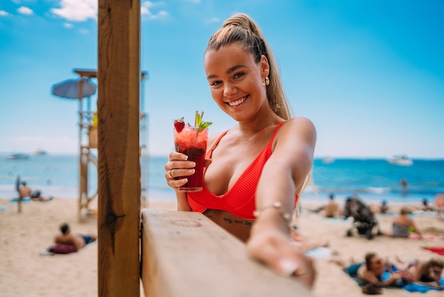 Giovane donna europea in bikini sulla spiaggia in estate Ragazza bionda abbronzata