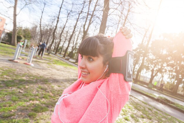 Giovane donna facendo braccia e spalle stretching esercizi.