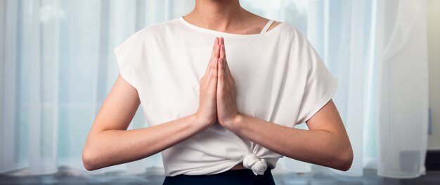 giovane donna facendo esercizi di yoga nel soggiorno di casa.