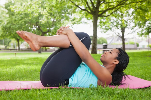 Giovane donna facendo pilates sulla stuoia