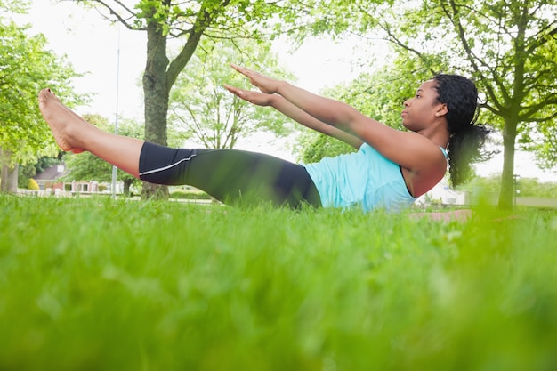 Giovane donna facendo pilates sulla stuoia