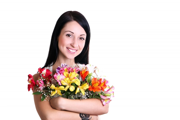 Giovane donna felice che abbraccia i fiori