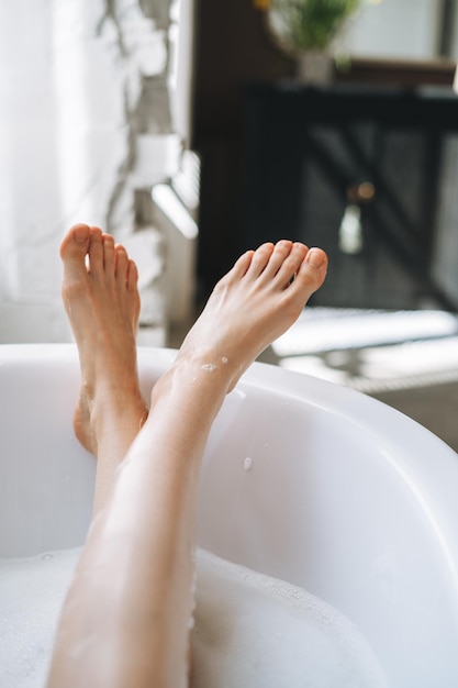 Giovane donna felice che fa il bagno a casa concediti