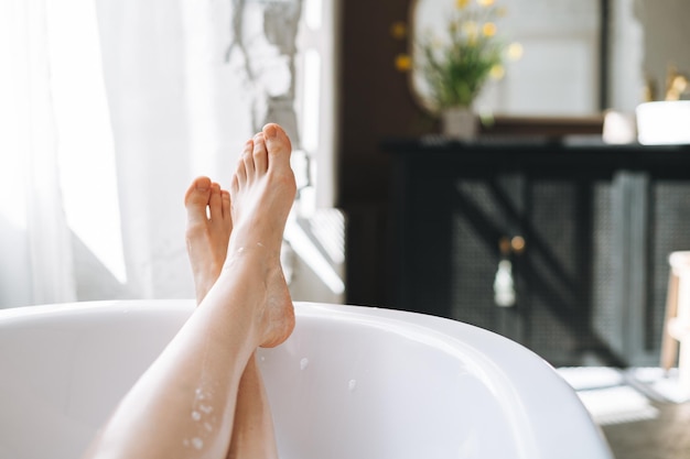 Giovane donna felice che fa il bagno a casa concediti