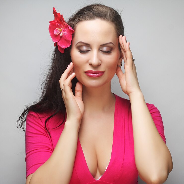 Foto giovane donna felice con fiore rosa nei capelli