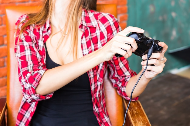 giovane donna felice in cuffia per realtà virtuale o occhiali 3d e cuffie che giocano a videogiochi con controller gamepad a casa