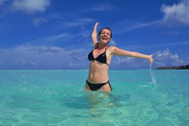 giovane donna felice in vacanza estiva su una bellissima spiaggia tropicale divertirsi divertirsi e rilassarsi