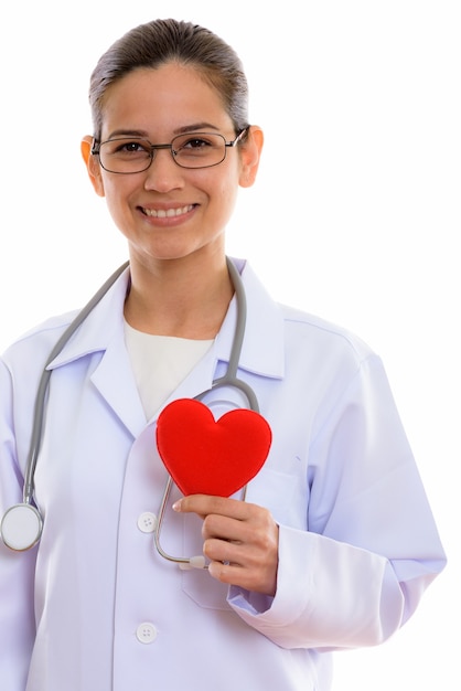 giovane donna felice medico sorridente mentre si tiene il cuore rosso