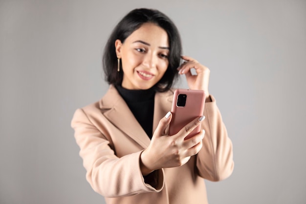 Giovane donna felice parlando selfie