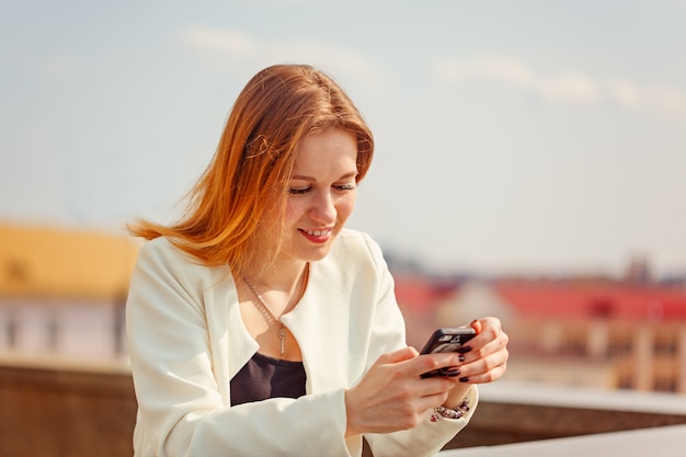 Giovane donna felice parlando sul cellulare