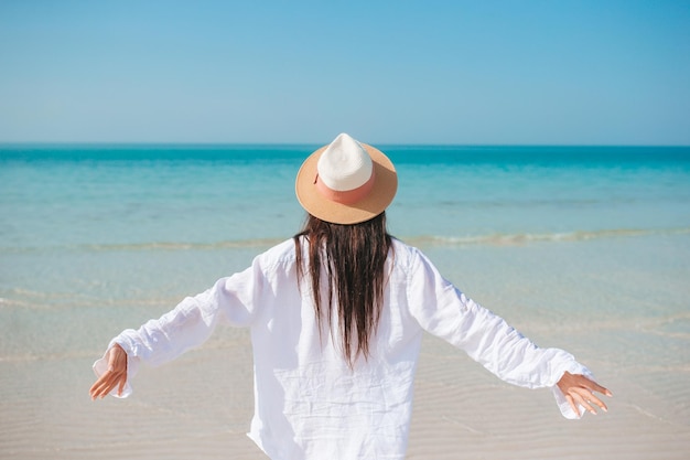 Giovane donna felice sulla spiaggia