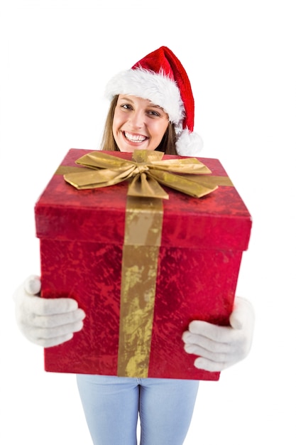 Giovane donna festiva che tiene un regalo