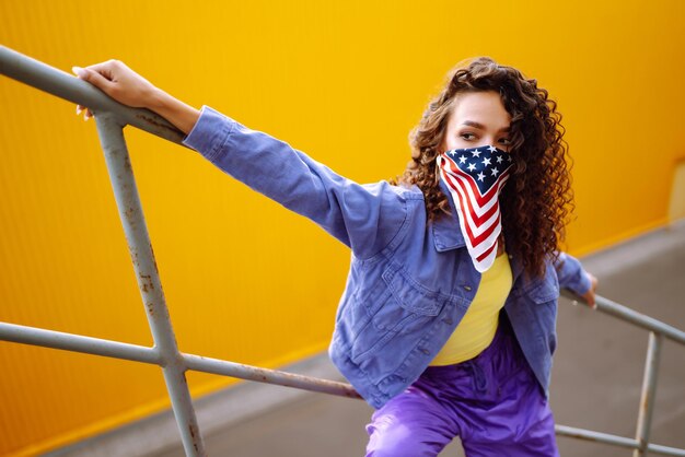 Giovane donna funky con bandana americana che balla da sola in stradaSport danza e cultura urbana