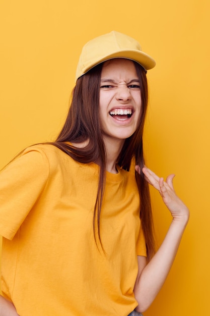 Giovane donna gesto della mano emozioni stile estivo Stile di vita inalterato