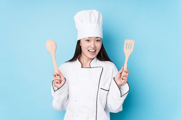 Giovane donna giapponese chef con strumenti di cottura