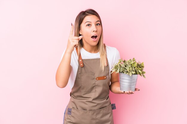 Giovane donna giardiniere che ha un'idea