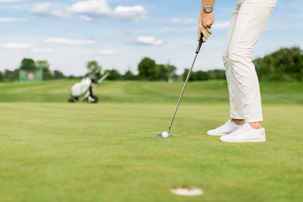 Giovane donna giocando a golf