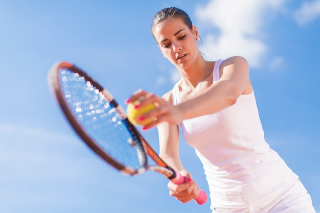 Giovane donna giocando a tennis