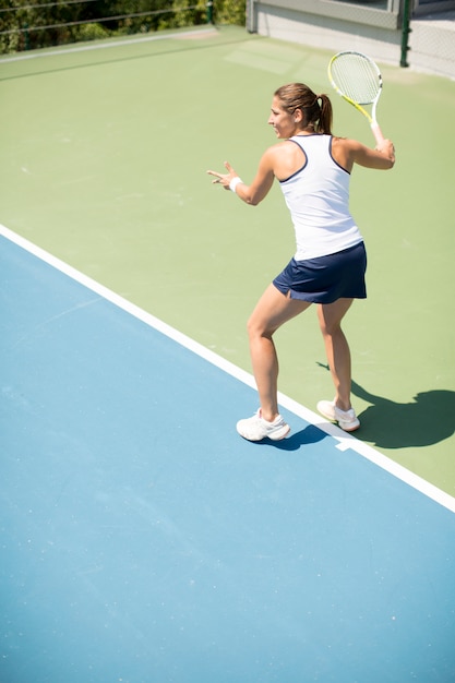 Giovane donna giocando a tennis