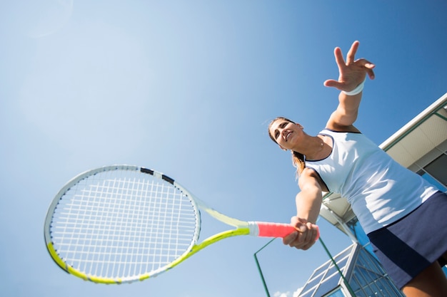 Giovane donna giocando a tennis