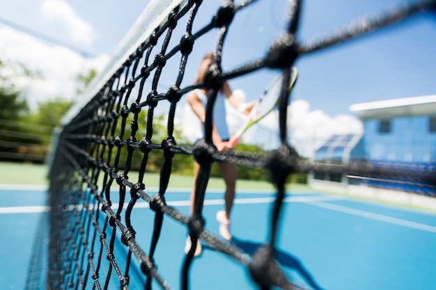 Giovane donna giocando a tennis