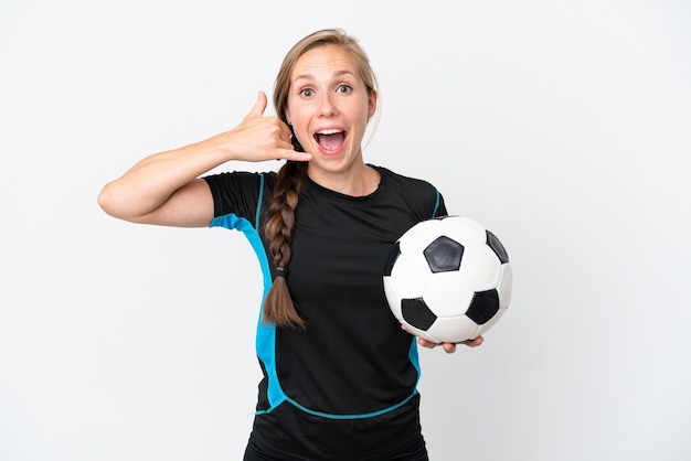 Giovane donna giocatore di football isolata su sfondo bianco che fa il gesto del telefono Call me back sign