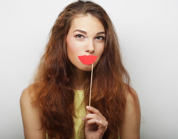 giovane donna giocosa pronta per la festa