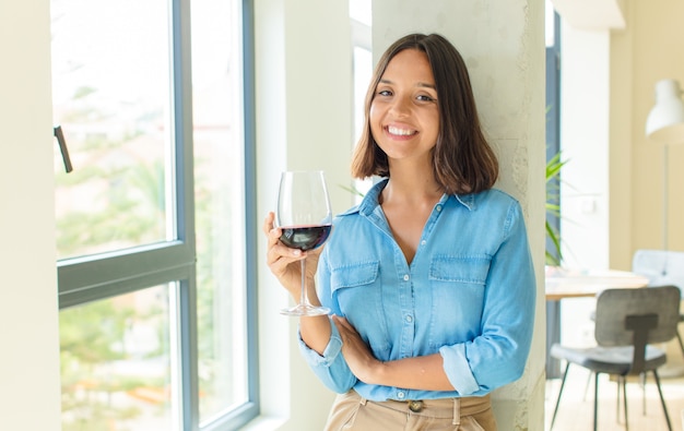 Giovane donna graziosa a casa