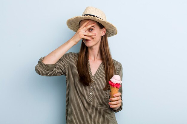 Giovane donna graziosa adulta con un gelato estivo cocnept