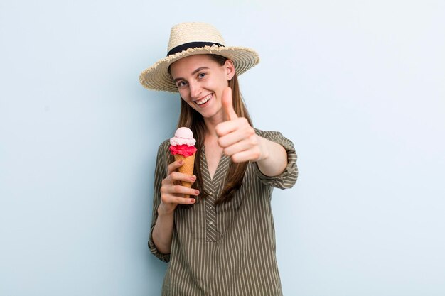 Giovane donna graziosa adulta con un gelato estivo cocnept