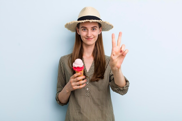 Giovane donna graziosa adulta con un gelato estivo cocnept