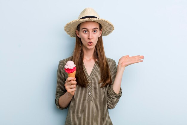 Giovane donna graziosa adulta con un gelato