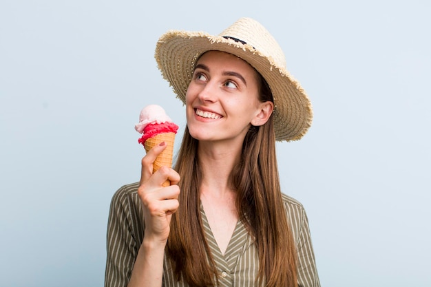 Giovane donna graziosa adulta con un gelato