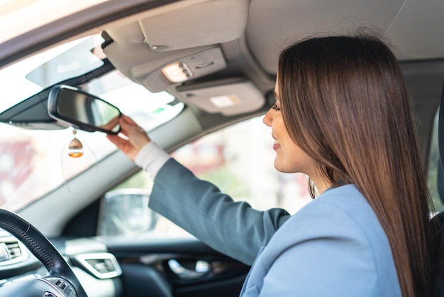 Giovane donna graziosa all'interno di un'auto