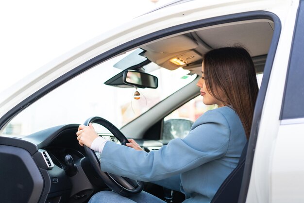 Giovane donna graziosa all'interno di un'auto