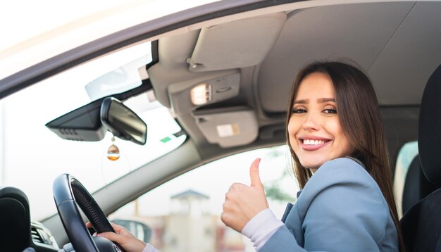 Giovane donna graziosa all'interno di un'auto