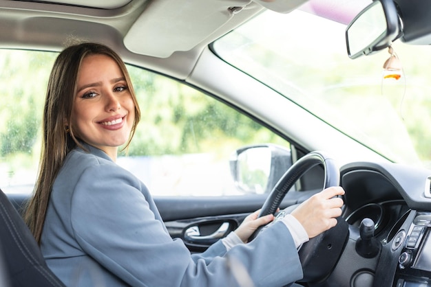 Giovane donna graziosa all'interno di un'auto