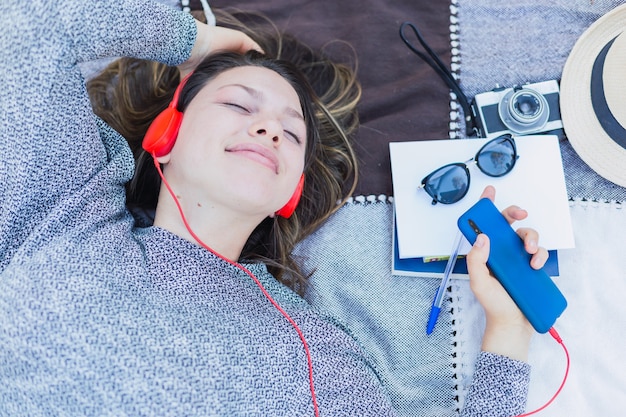 Giovane donna graziosa che ascolta la musica