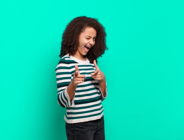 Giovane donna graziosa che gesturing sulla parete colorata