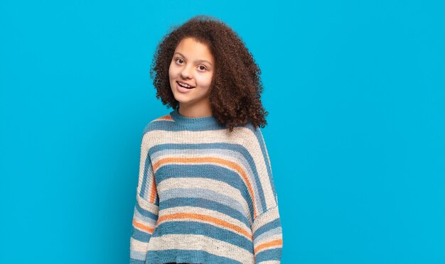 Giovane donna graziosa che gesturing sulla parete colorata