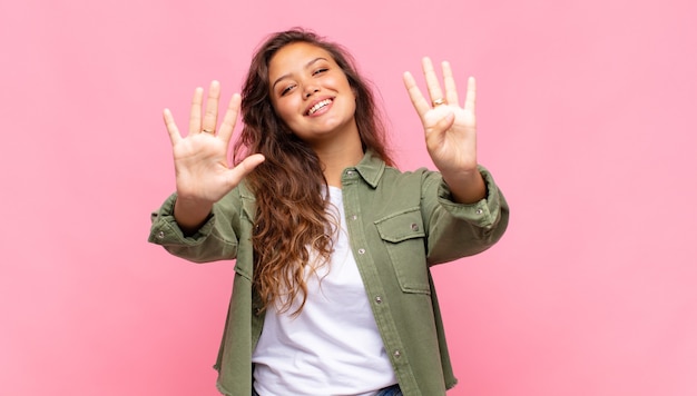 giovane donna graziosa che gesturing