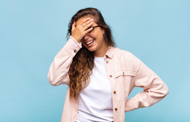 giovane donna graziosa che gesturing