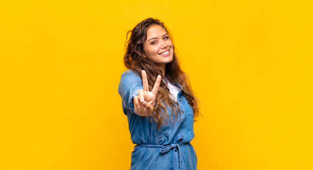 giovane donna graziosa che gesturing