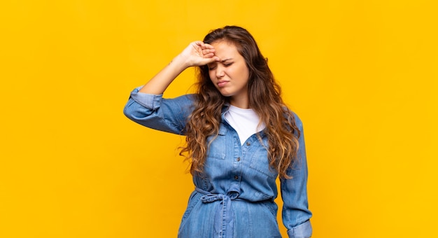 giovane donna graziosa che gesturing